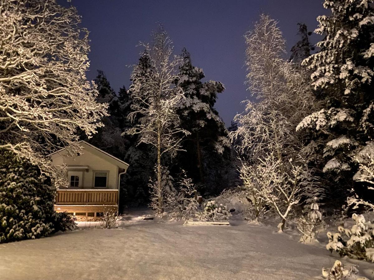 Stuga I Naturskoent Omrade Pa Vaestra Tjoern Saby Dış mekan fotoğraf